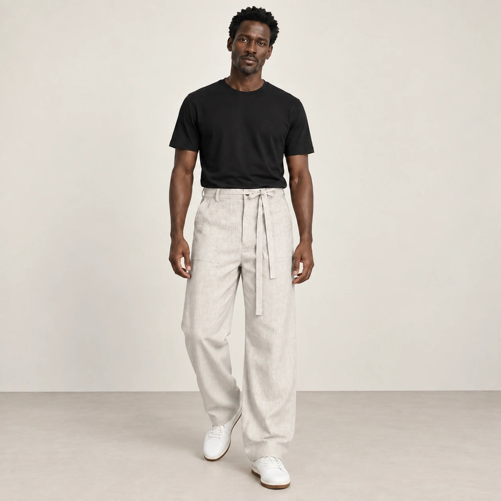 Pantalon beige à ceinture à nouer, pose dans le studio IVAREE