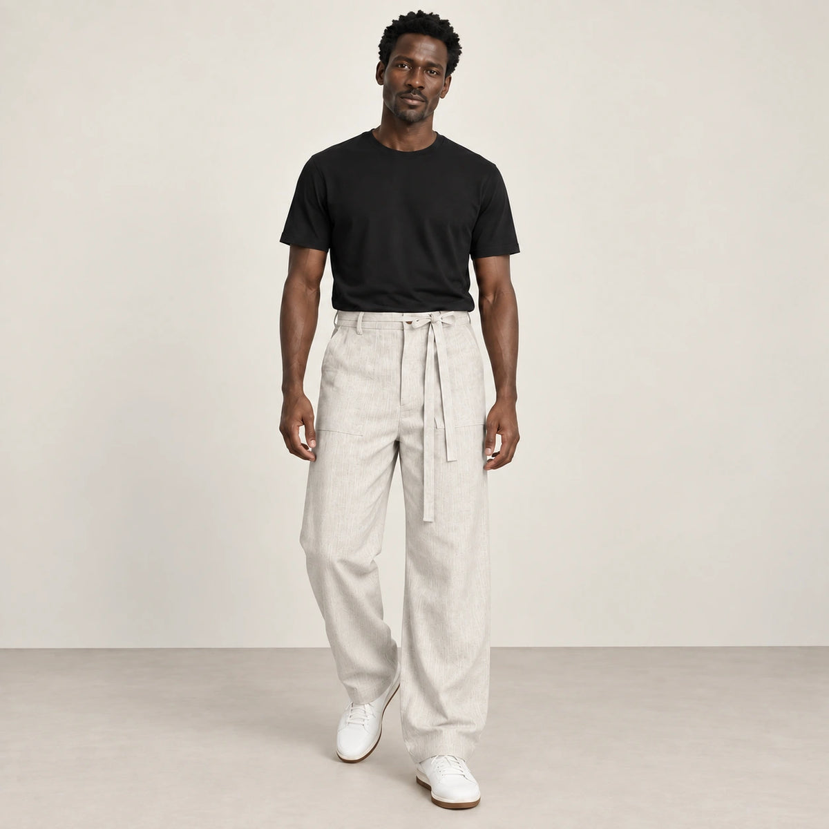 Pantalon beige à ceinture à nouer, pose dans le studio IVAREE