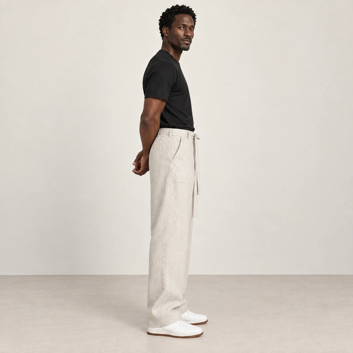 Pantalon beige à ceinture à nouer, profil dans le studio IVAREE