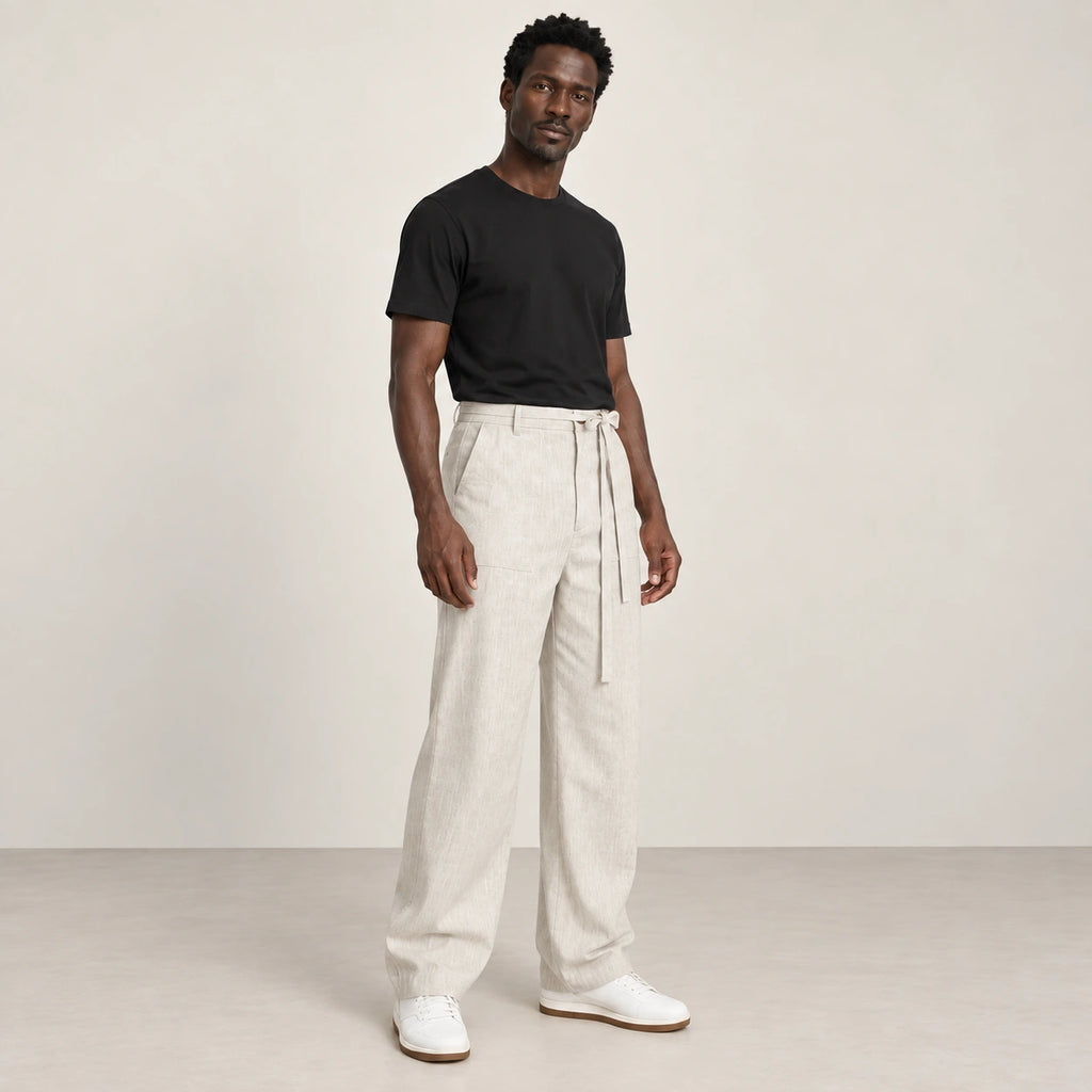 Pantalon beige à ceinture à nouer, trois-quarts dans le studio IVAREE