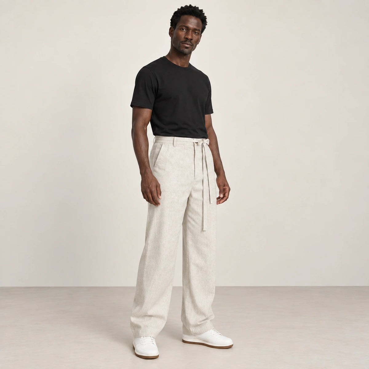 Pantalon beige à ceinture à nouer, trois-quarts dans le studio IVAREE