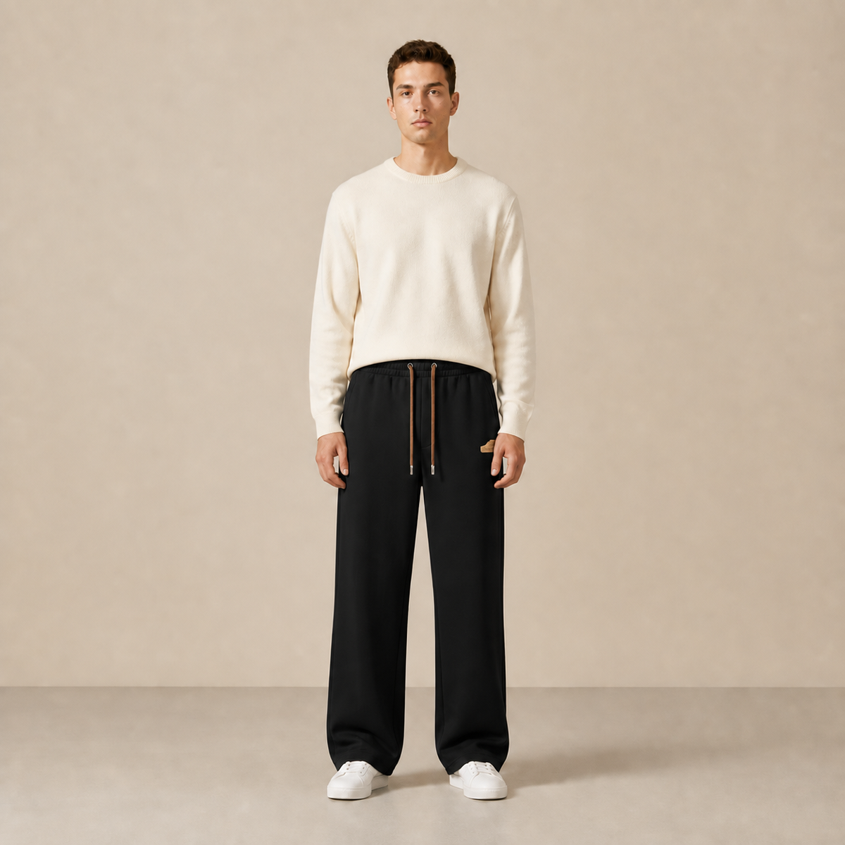 Pantalon à cordon Noir porté de face