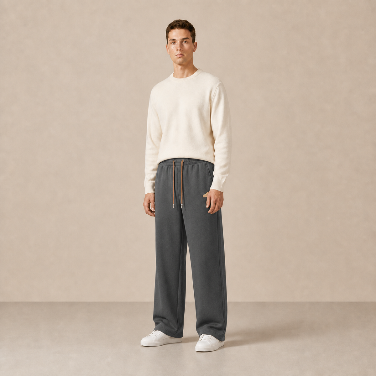 Pantalon à cordon Gris anthracite porté de trois-quarts