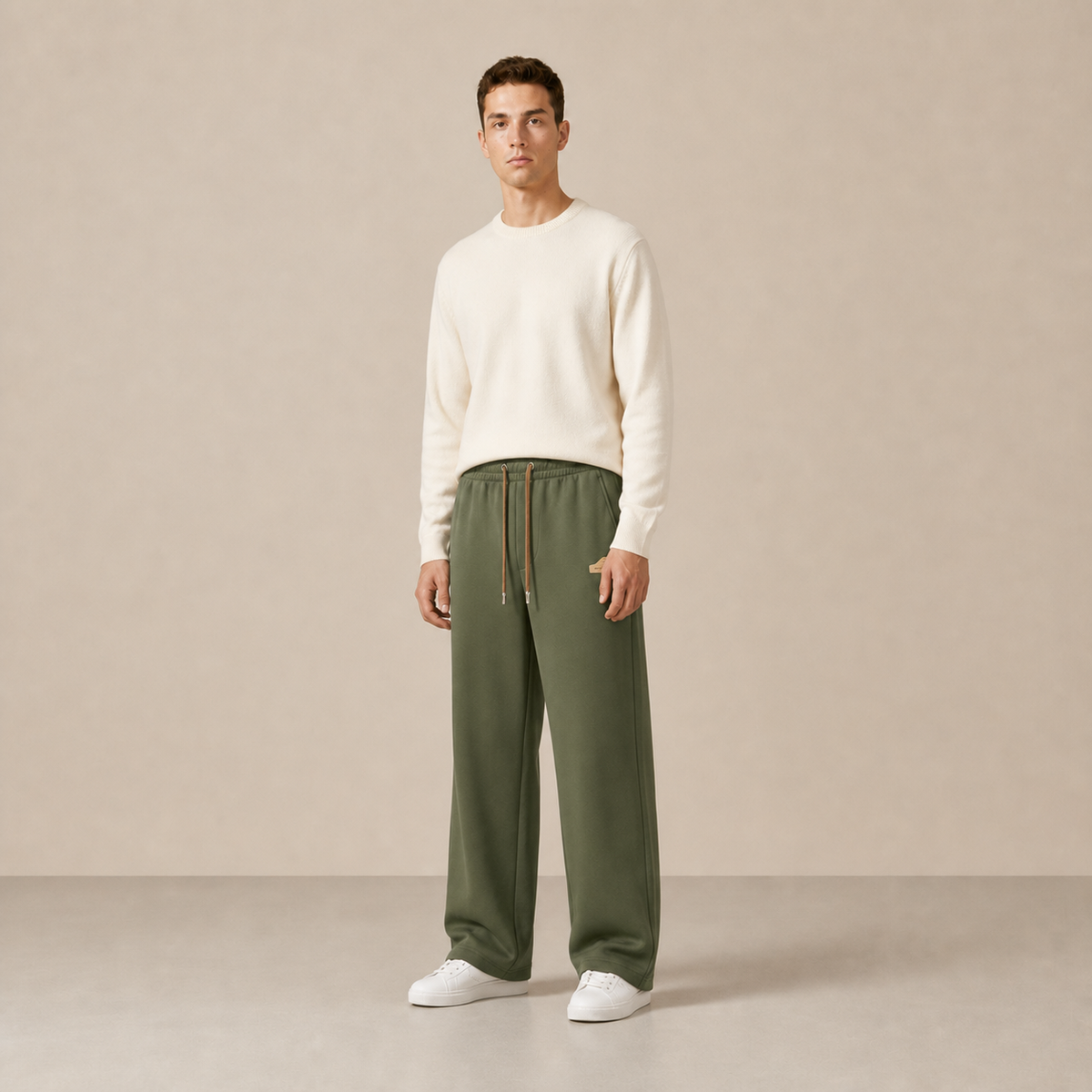 Pantalon à cordon Vert militaire porté de trois-quarts