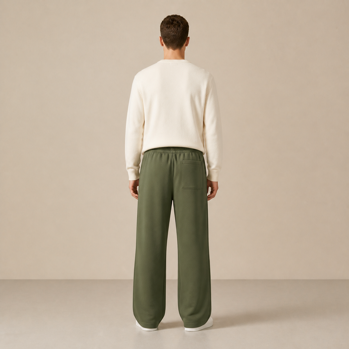 Pantalon à cordon Vert militaire porté de dos