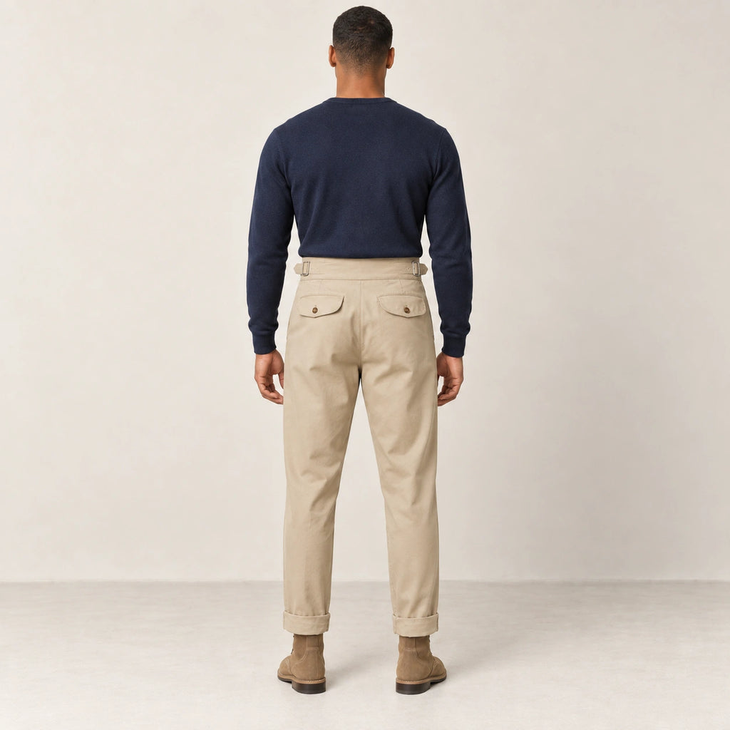 Pantalon kaki à pinces, dos dans le studio IVAREE