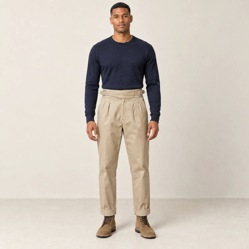 Pantalon kaki à pinces, face dans le studio IVAREE
