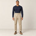 Pantalon kaki à pinces, face dans le studio IVAREE