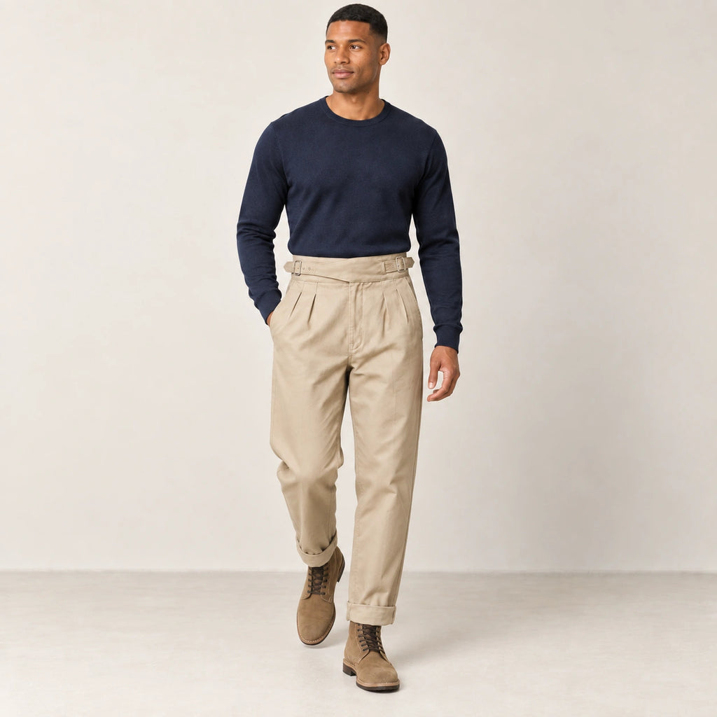 Pantalon kaki à pinces, pose dans le studio IVAREE