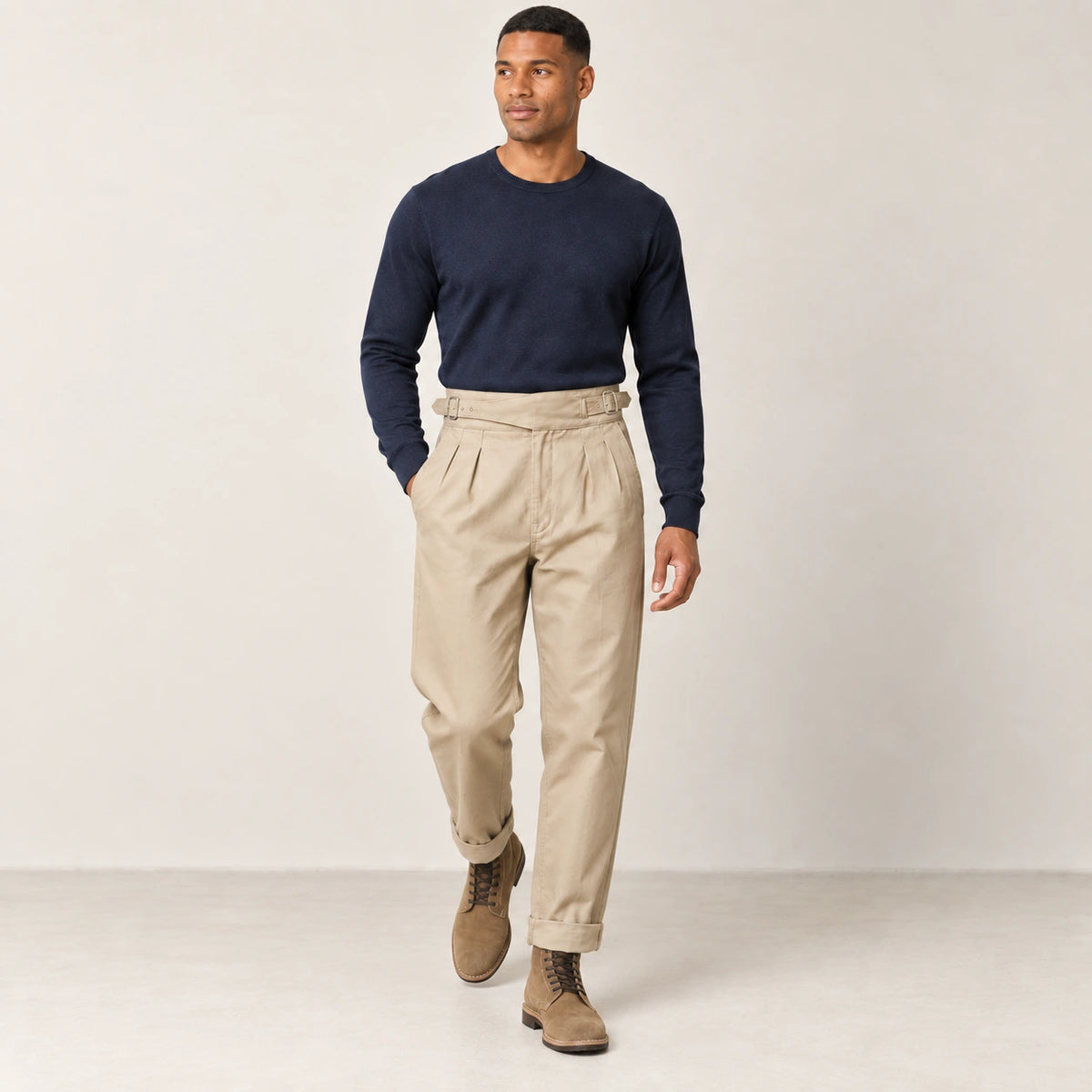 Pantalon kaki à pinces, pose dans le studio IVAREE