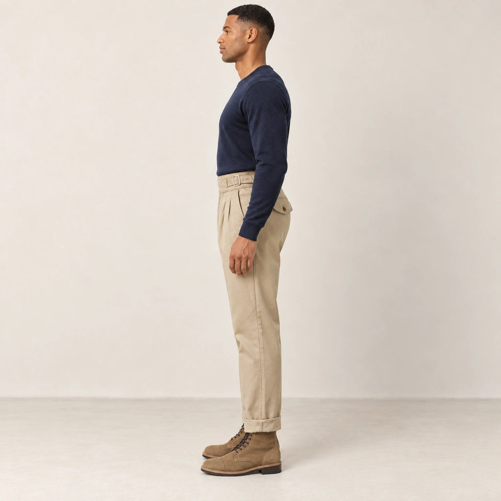 Pantalon kaki à pinces, profil dans le studio IVAREE