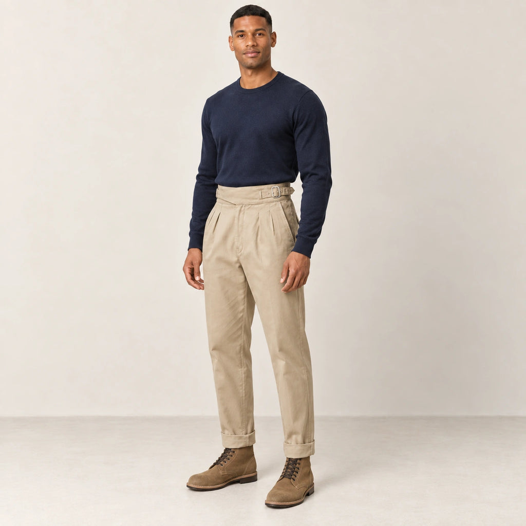 Pantalon kaki à pinces, trois-quarts dans le studio IVAREE