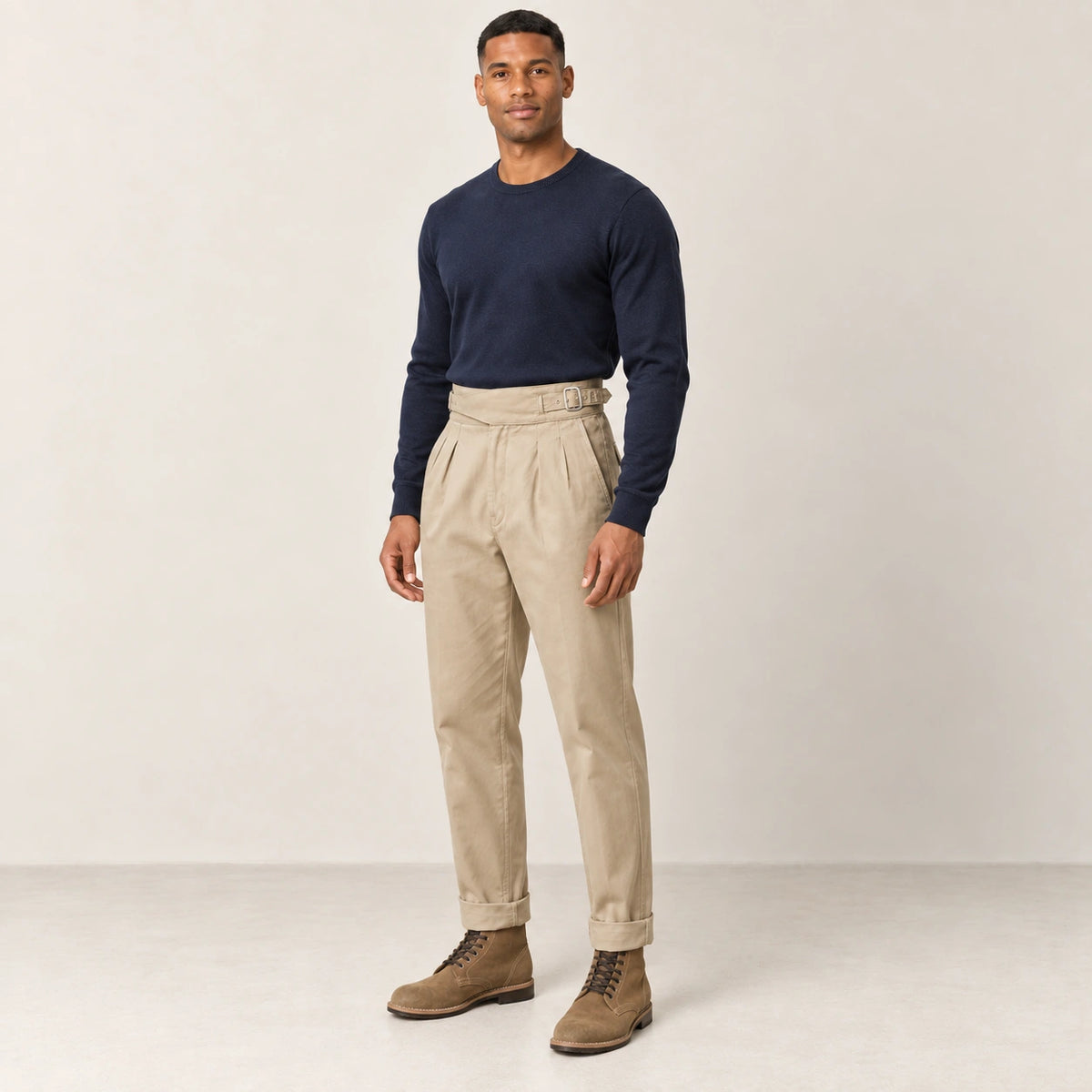 Pantalon kaki à pinces, trois-quarts dans le studio IVAREE