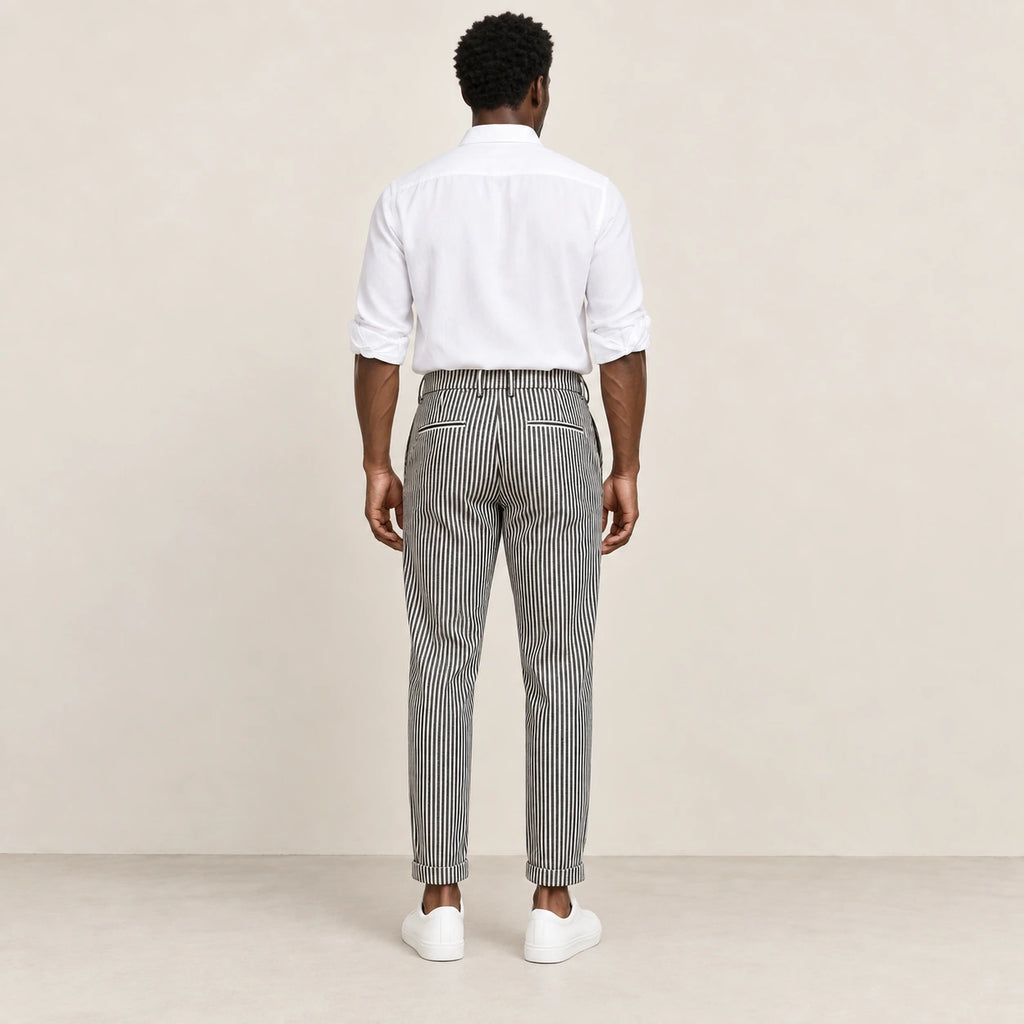 Pantalon rayé noir, dos dans le studio IVAREE
