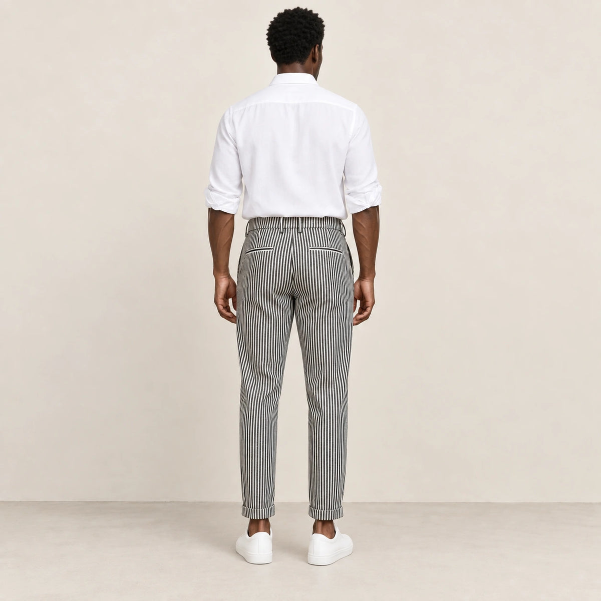 Pantalon rayé noir, dos dans le studio IVAREE