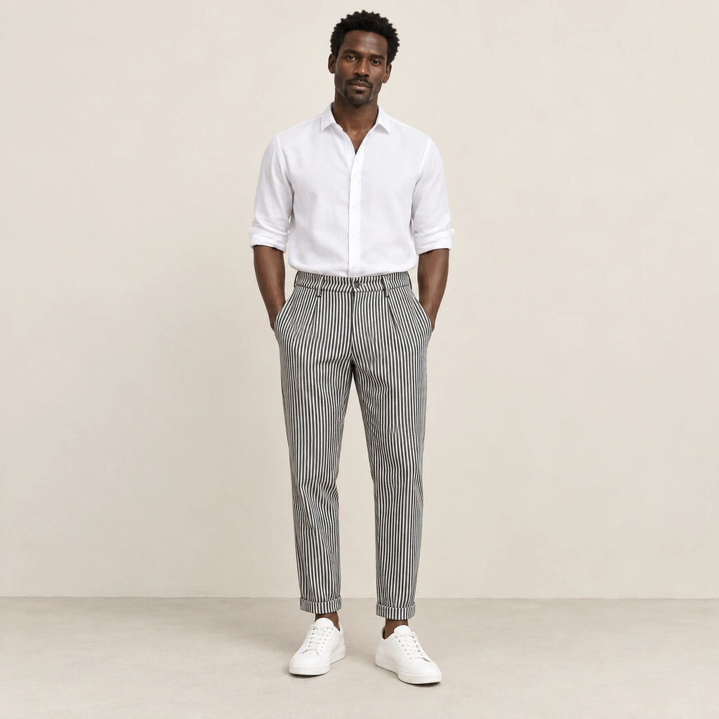 Pantalon rayé noir, face dans le studio IVAREE