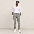 Pantalon rayé noir, face dans le studio IVAREE