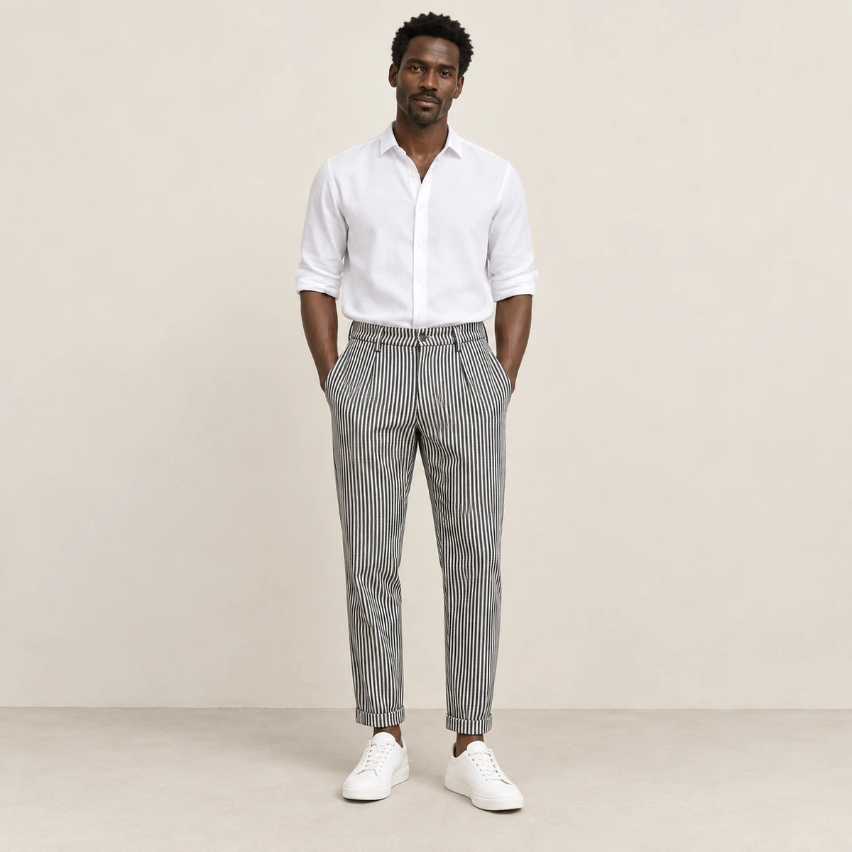 Pantalon rayé noir, face dans le studio IVAREE
