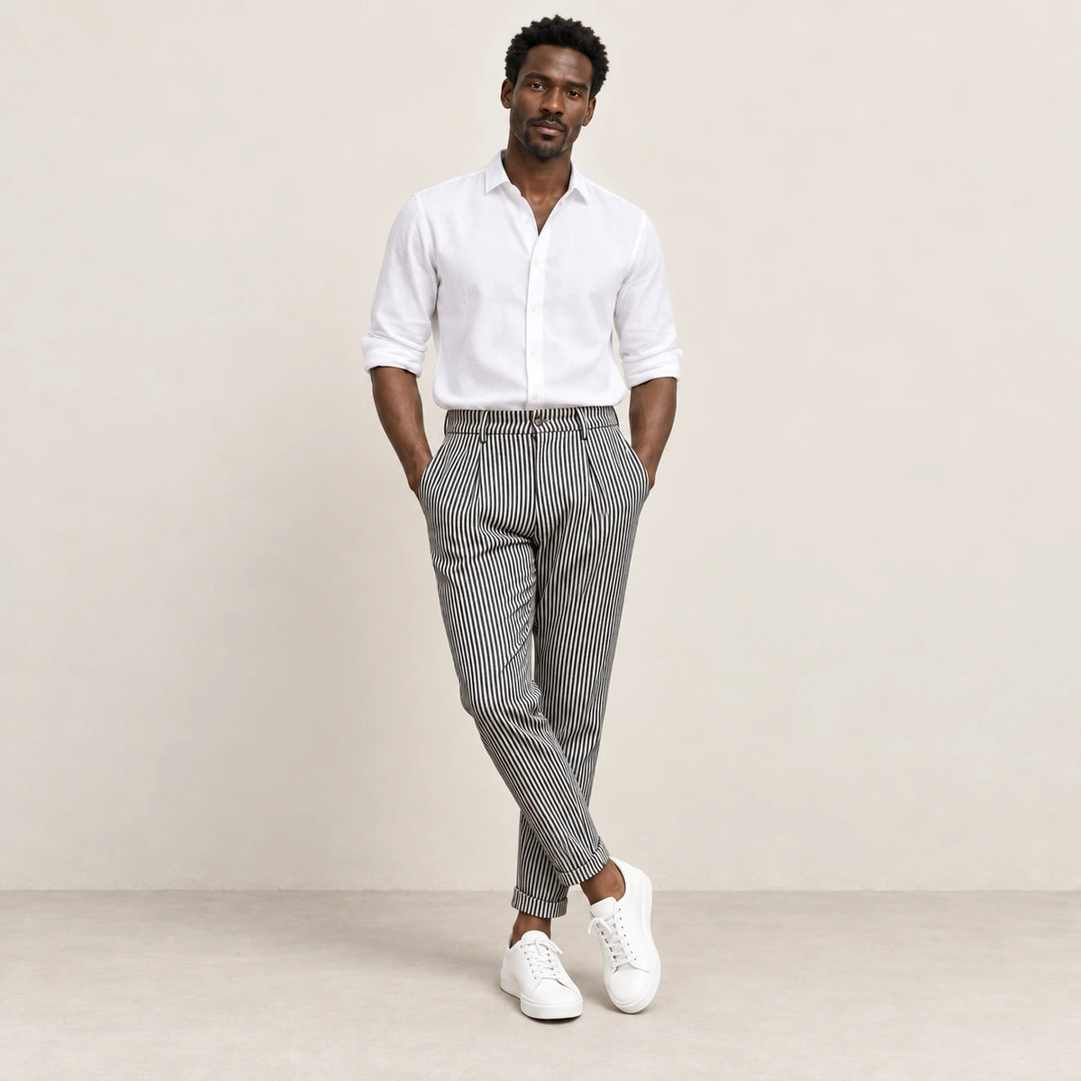 Pantalon rayé noir, pose dans le studio IVAREE