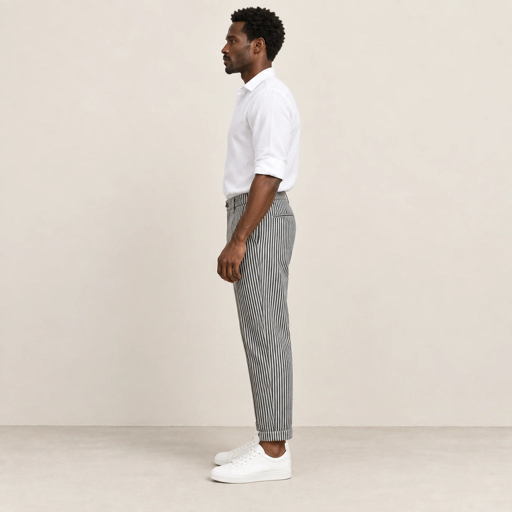 Pantalon rayé noir, profil dans le studio IVAREE