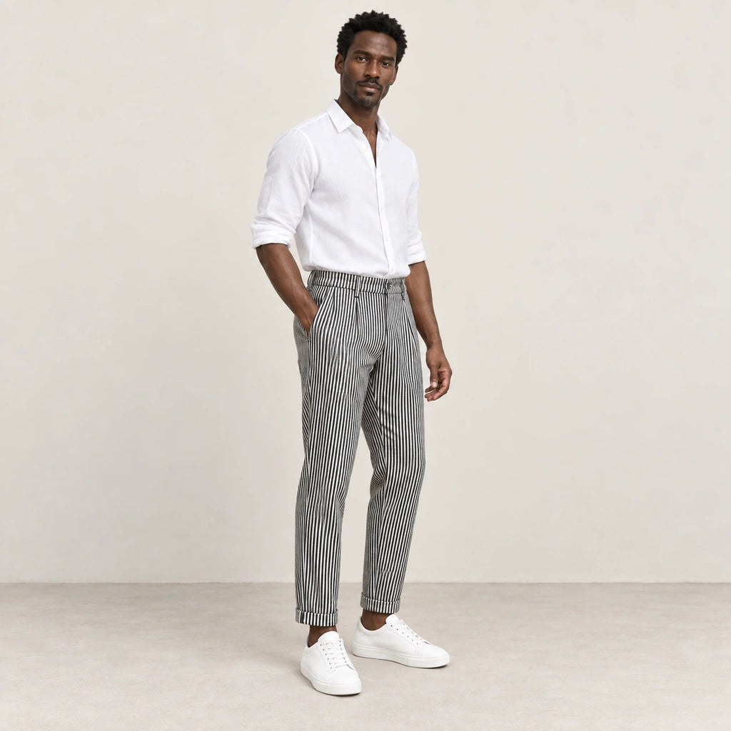Pantalon rayé noir, trois-quarts dans le studio IVAREE