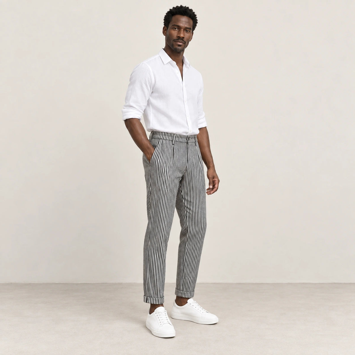 Pantalon rayé noir, trois-quarts dans le studio IVAREE