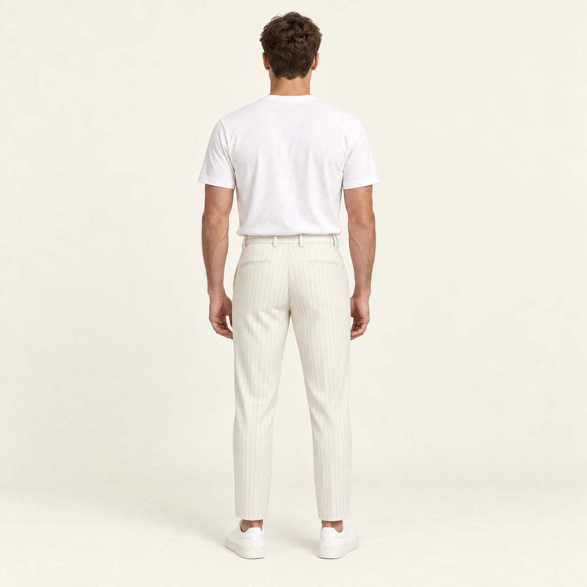Pantalon blanc à rayures tennis, dos dans le studio IVAREE