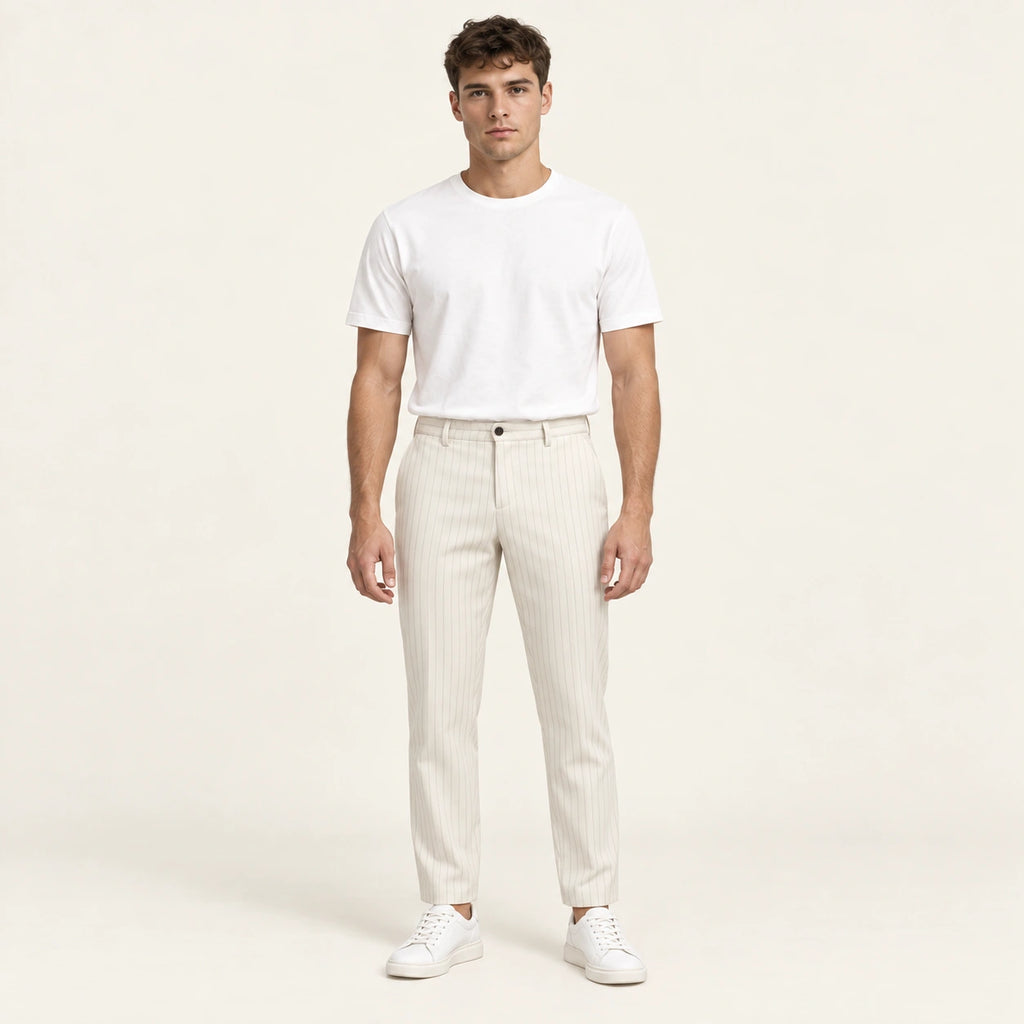 Pantalon blanc à rayures tennis, face dans le studio IVAREE