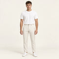 Pantalon blanc à rayures tennis, face dans le studio IVAREE