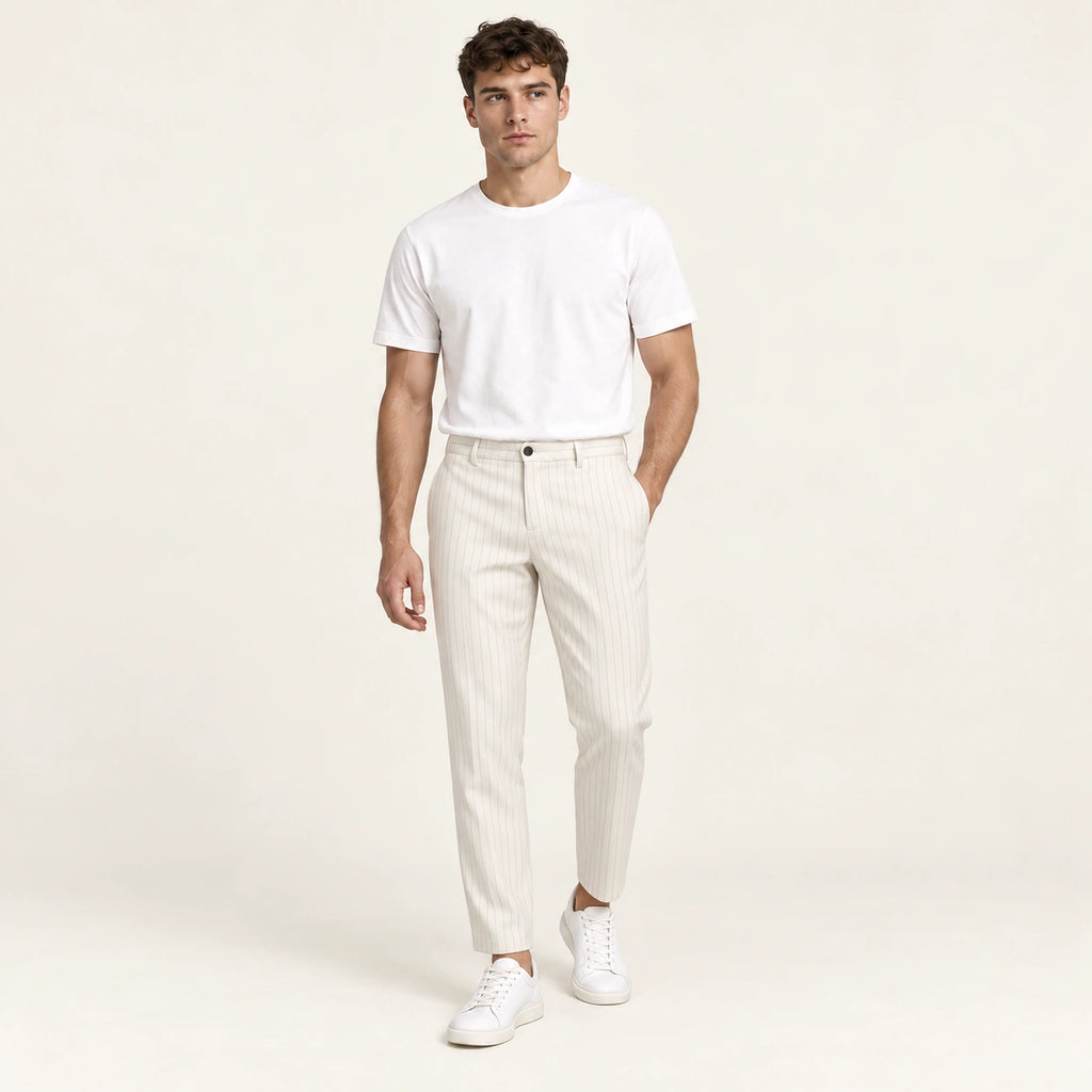 Pantalon blanc à rayures tennis, pose dans le studio IVAREE