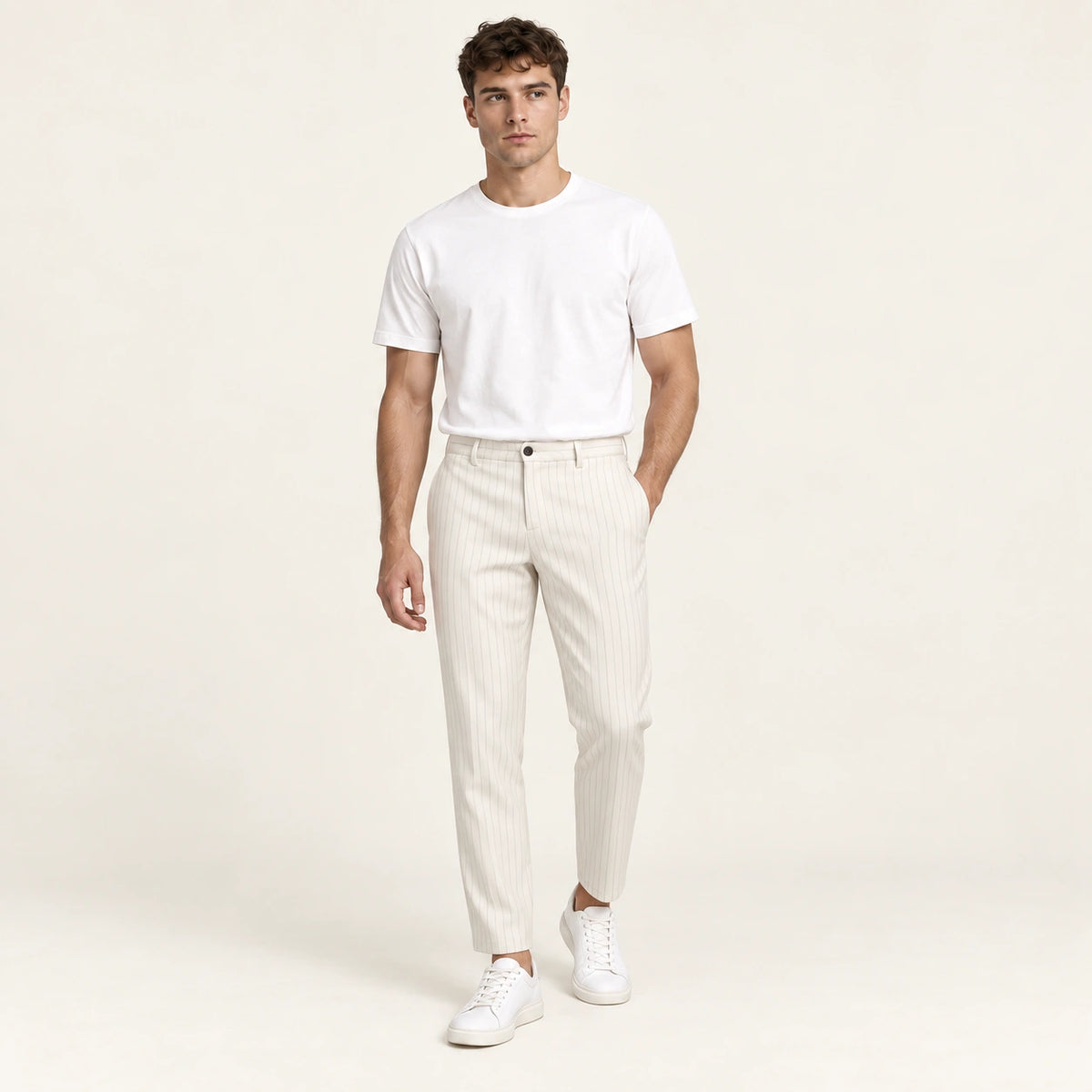 Pantalon blanc à rayures tennis, pose dans le studio IVAREE