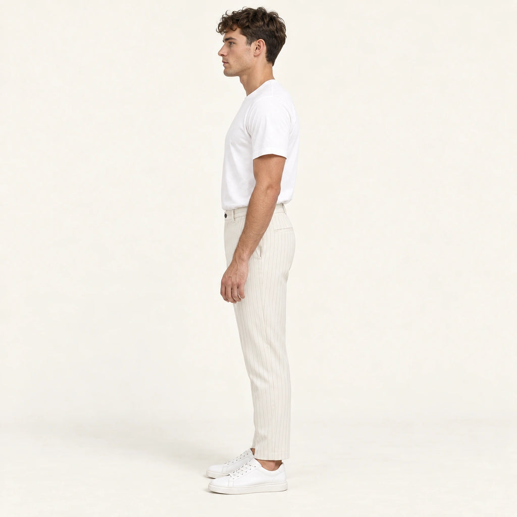 Pantalon blanc à rayures tennis, profil dans le studio IVAREE