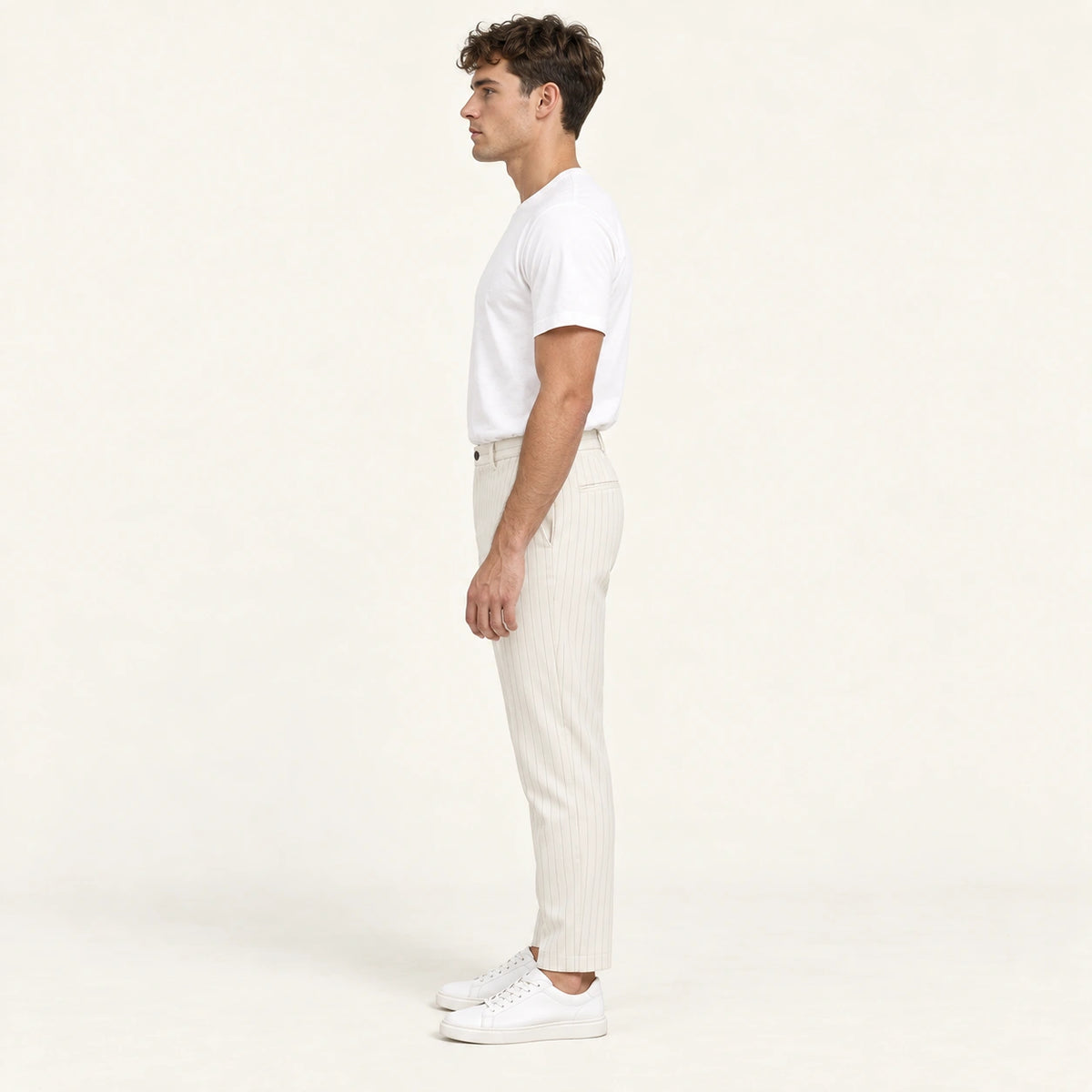 Pantalon blanc à rayures tennis, profil dans le studio IVAREE
