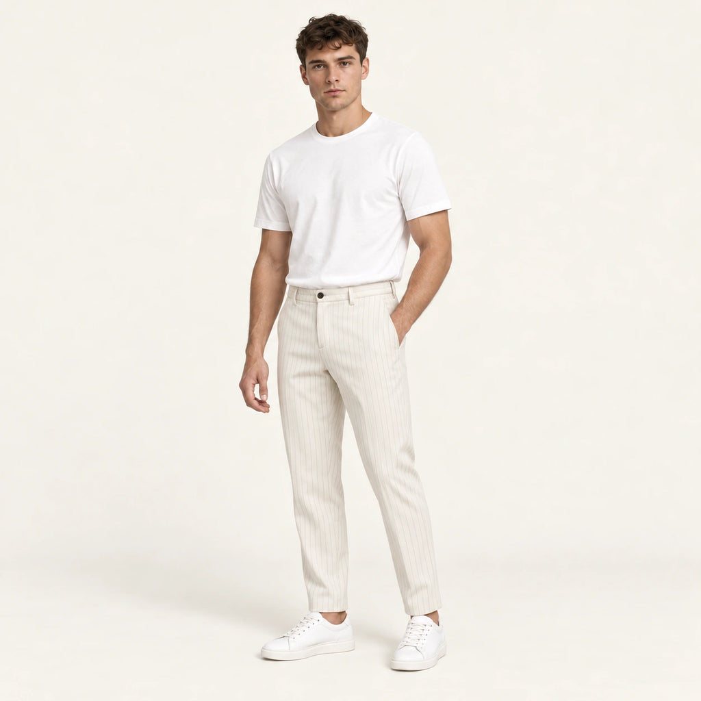 Pantalon blanc à rayures tennis, trois-quarts dans le studio IVAREE