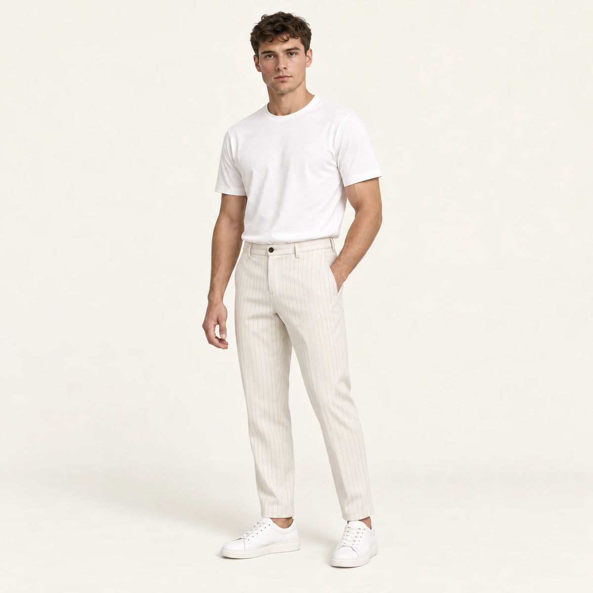 Pantalon blanc à rayures tennis, trois-quarts dans le studio IVAREE