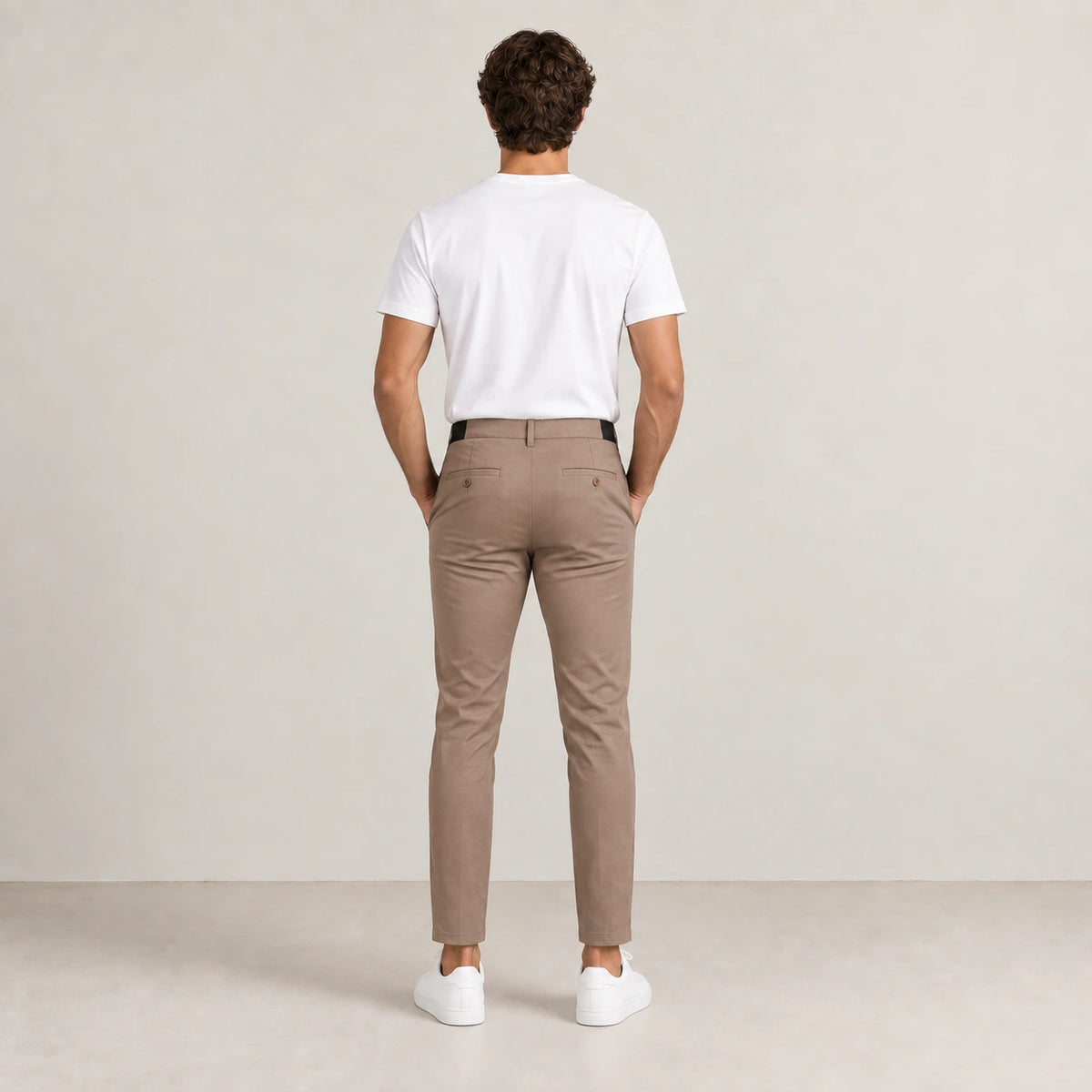Pantalon marron clair, dos dans le studio IVAREE