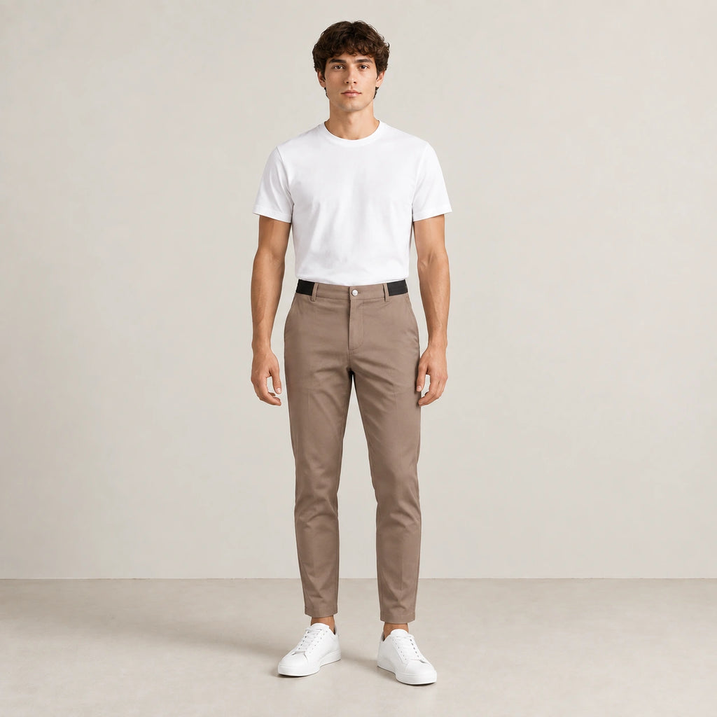 Pantalon marron clair, face dans le studio IVAREE