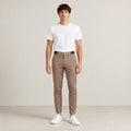 Pantalon marron clair, face dans le studio IVAREE