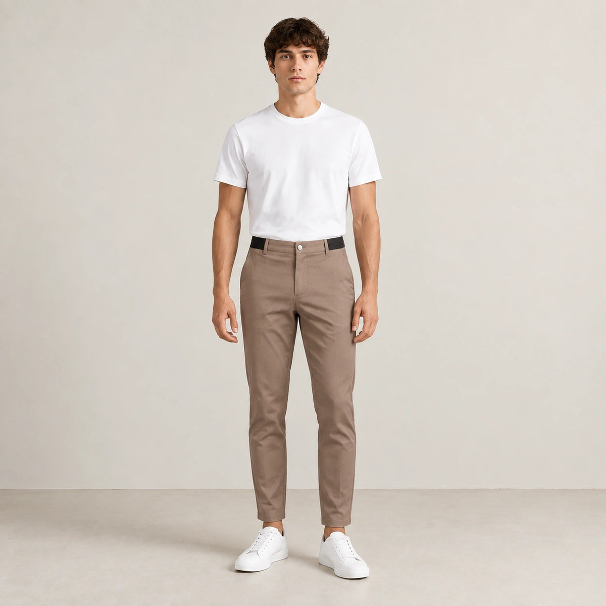 Pantalon marron clair, face dans le studio IVAREE