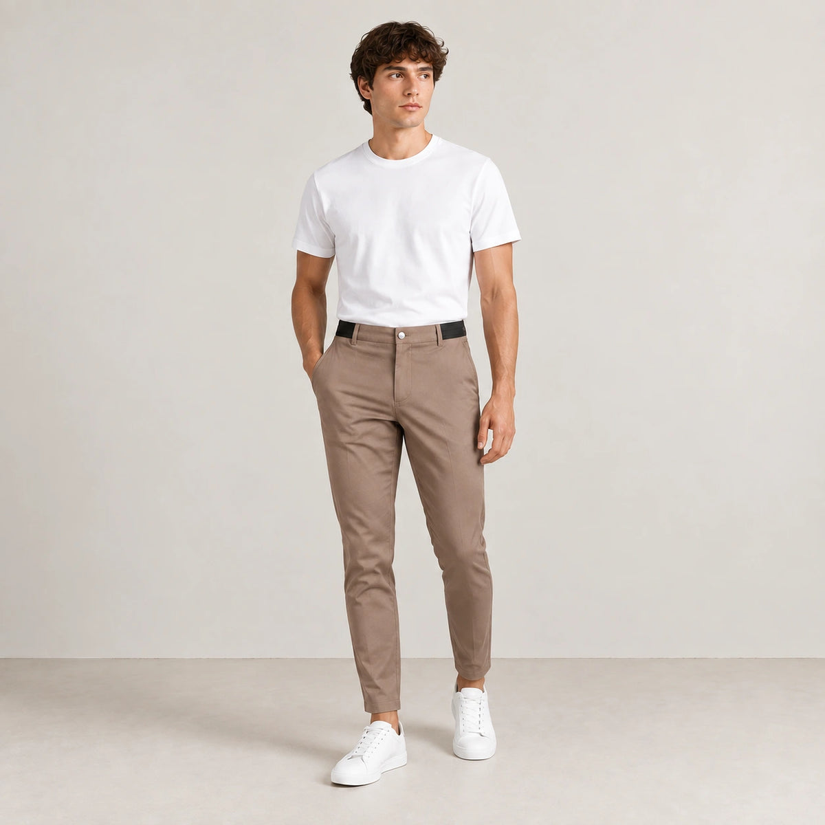 Pantalon marron clair, pose dans le studio IVAREE