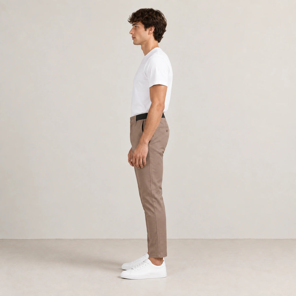 Pantalon marron clair, profil dans le studio IVAREE