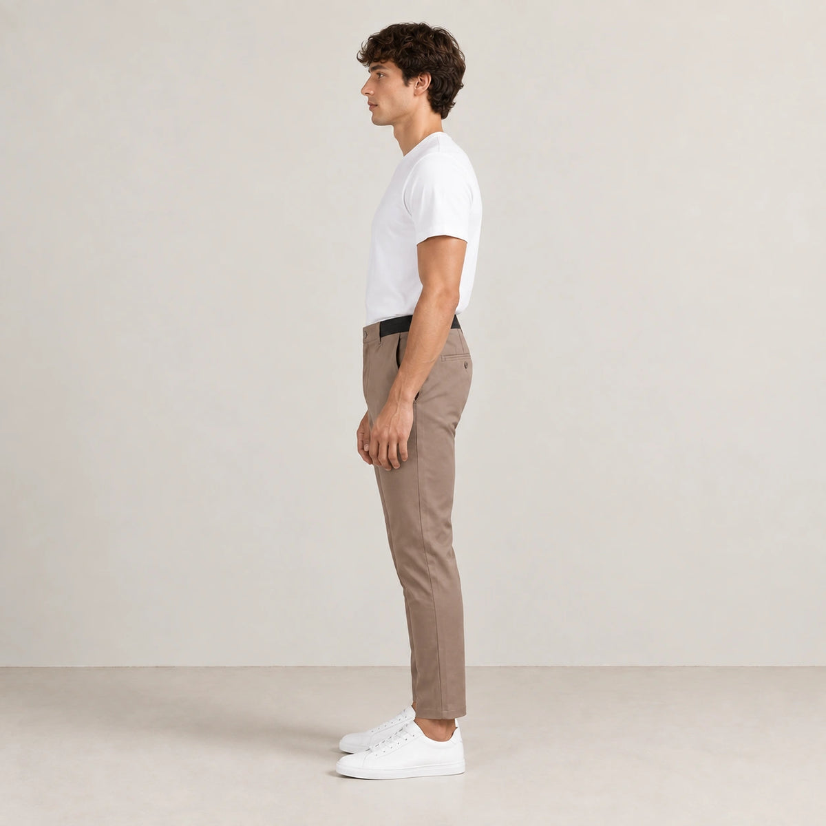 Pantalon marron clair, profil dans le studio IVAREE