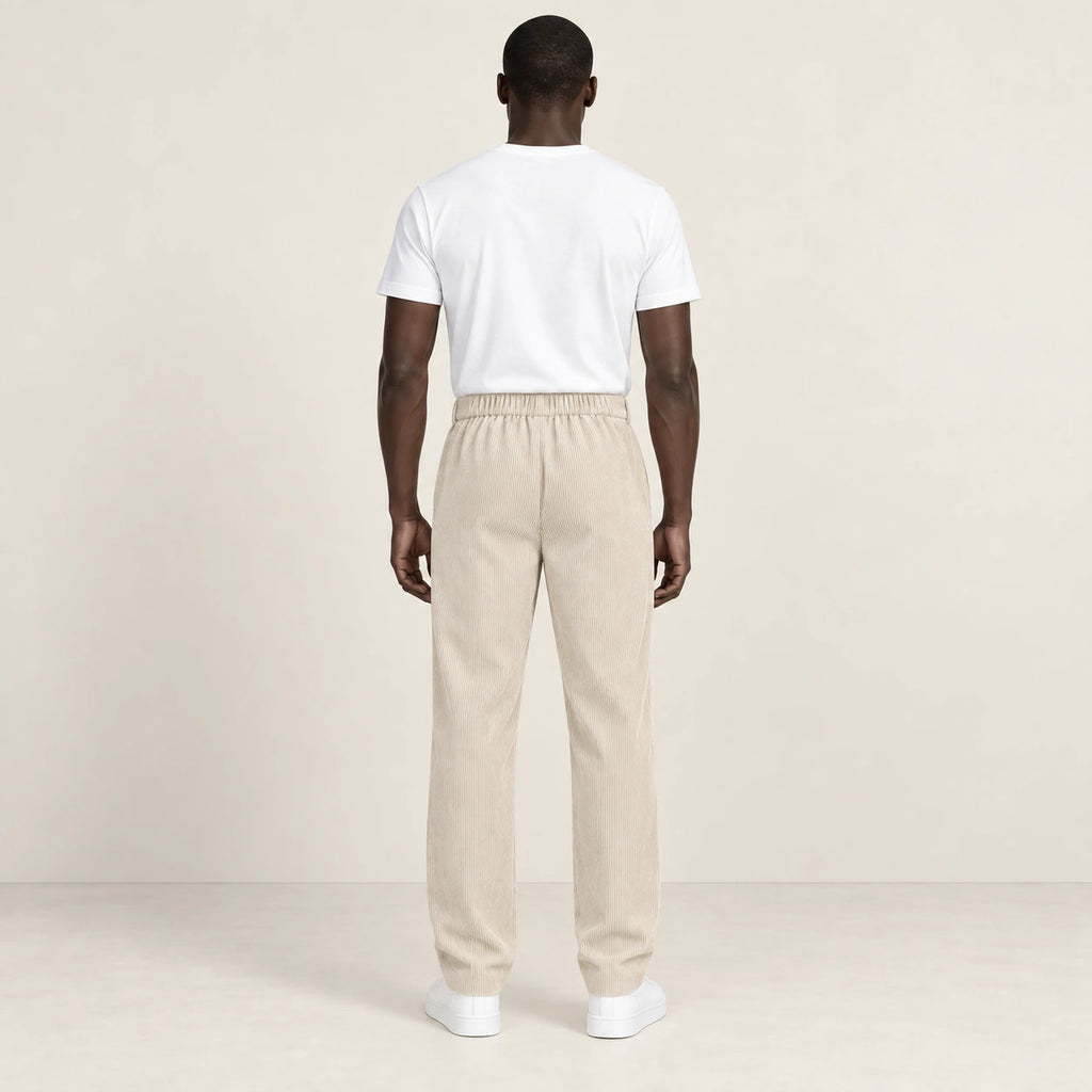 Pantalon beige en velours côtelé à fine rayure, dos dans le studio IVAREE