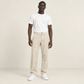Pantalon beige en velours côtelé à fine rayure, face dans le studio IVAREE