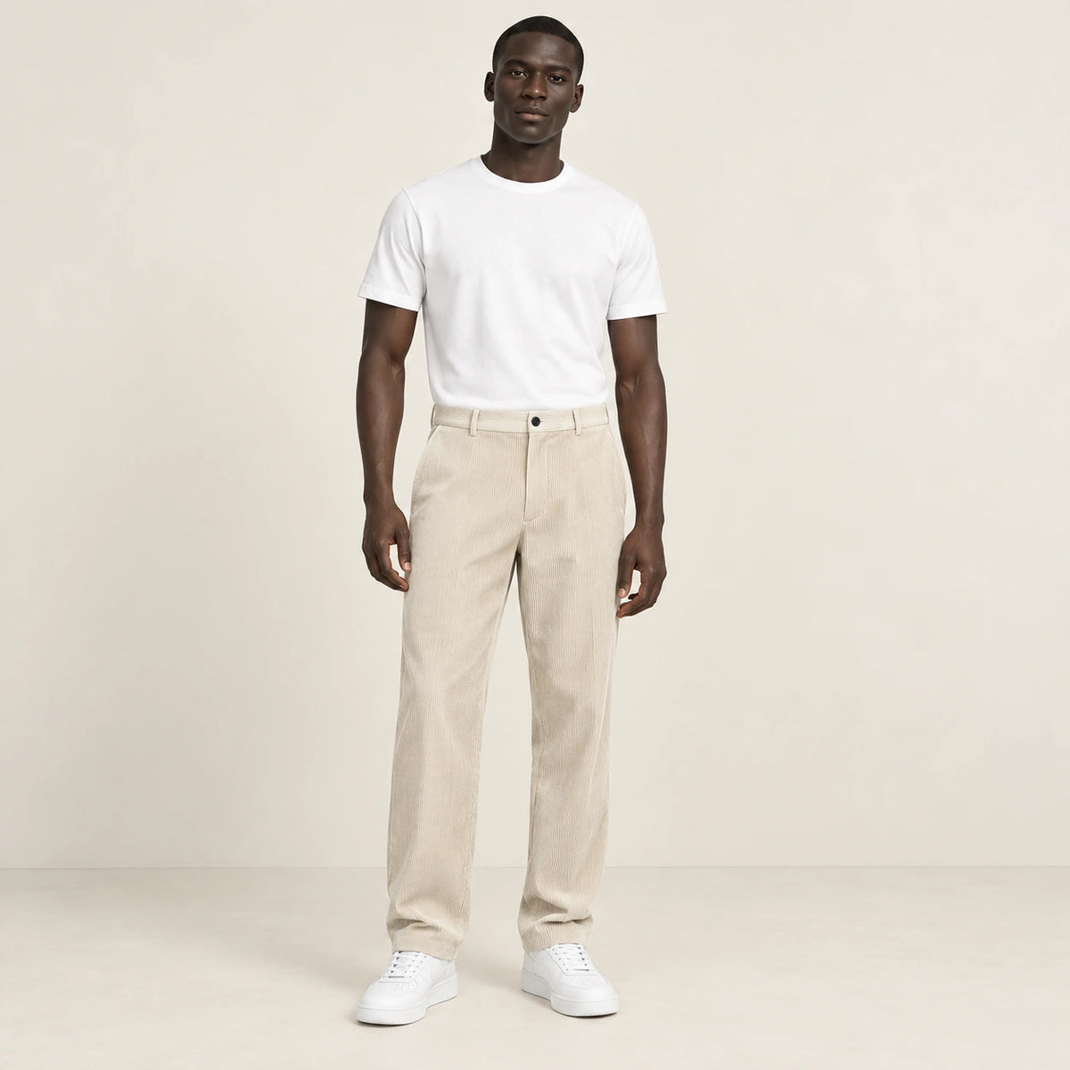 Pantalon beige en velours côtelé à fine rayure, face dans le studio IVAREE