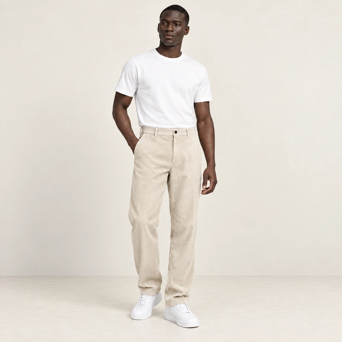 Pantalon beige en velours côtelé à fine rayure, pose dans le studio IVAREE
