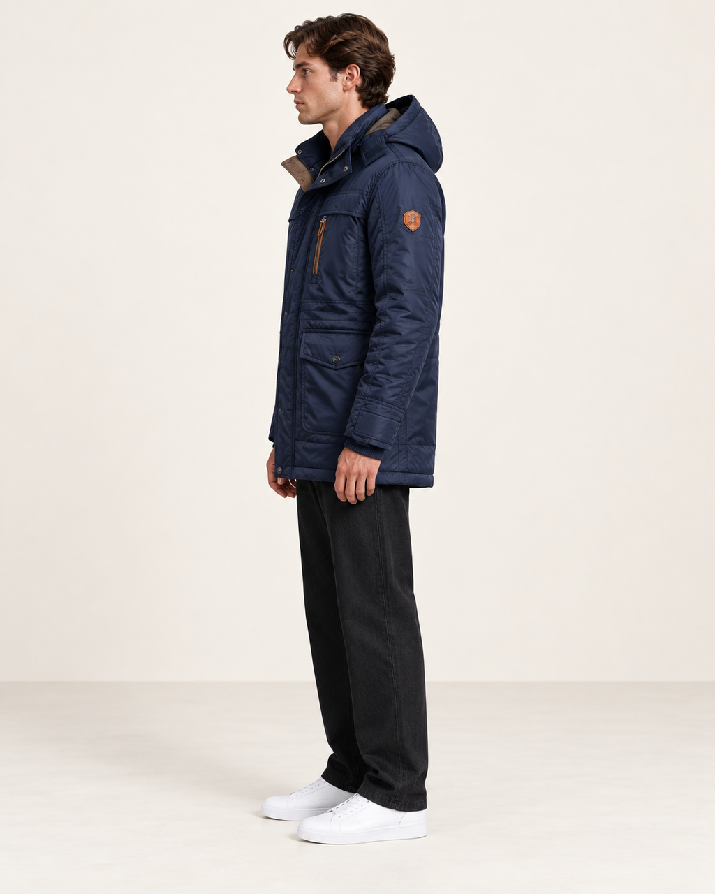 Veste matelassée à capuche amovible Bleu foncé, vue profil, dans le studio IVAREE.
