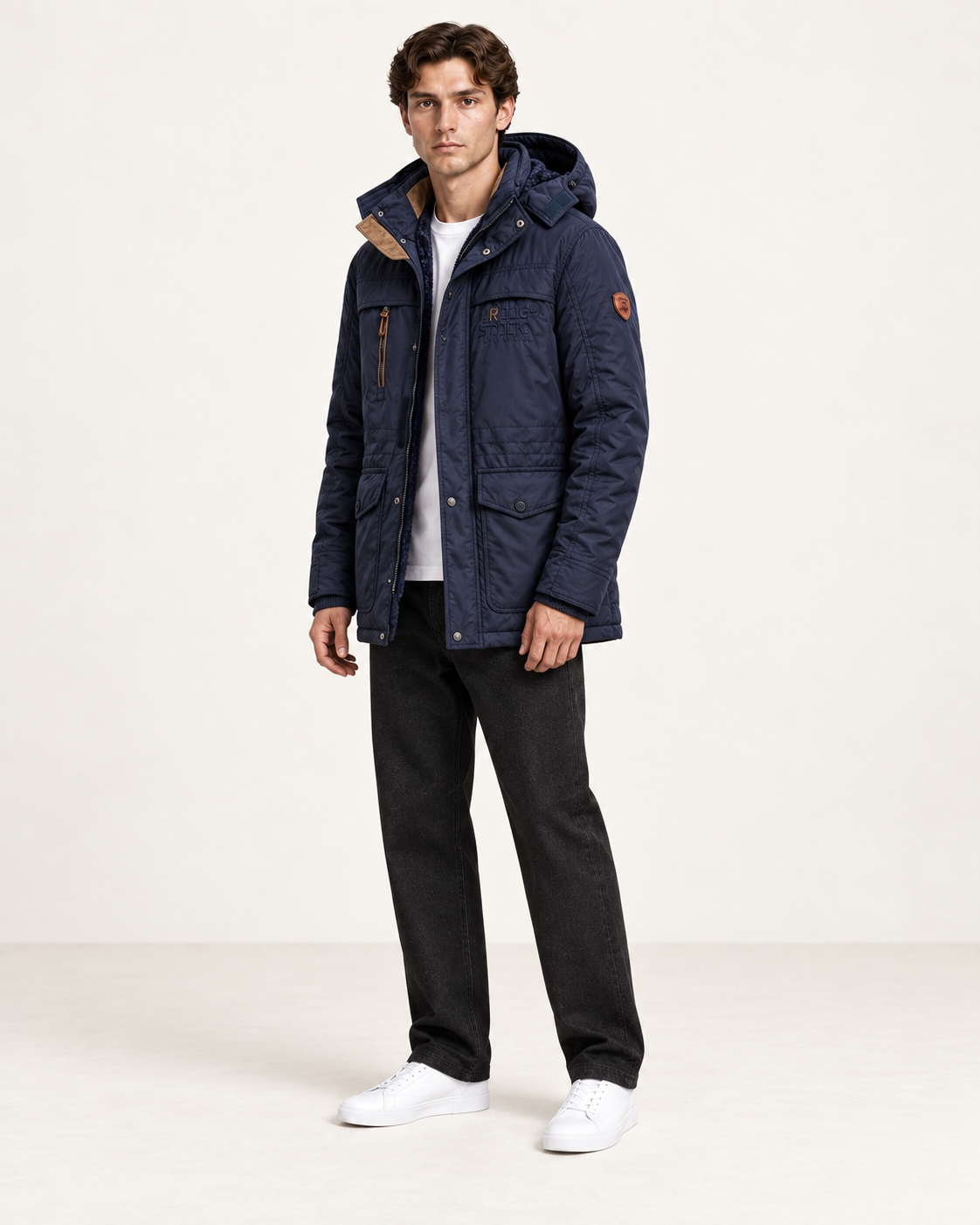 Veste matelassée à capuche amovible Bleu foncé, vue trois-quarts, dans le studio IVAREE.