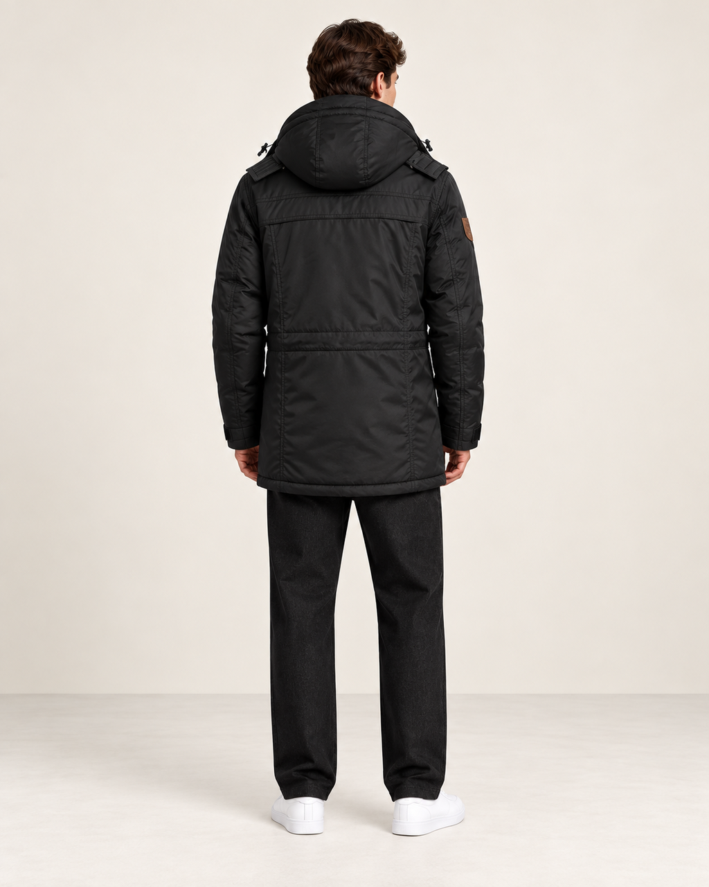 Veste matelassée à capuche amovible Noir, vue dos, dans le studio IVAREE.