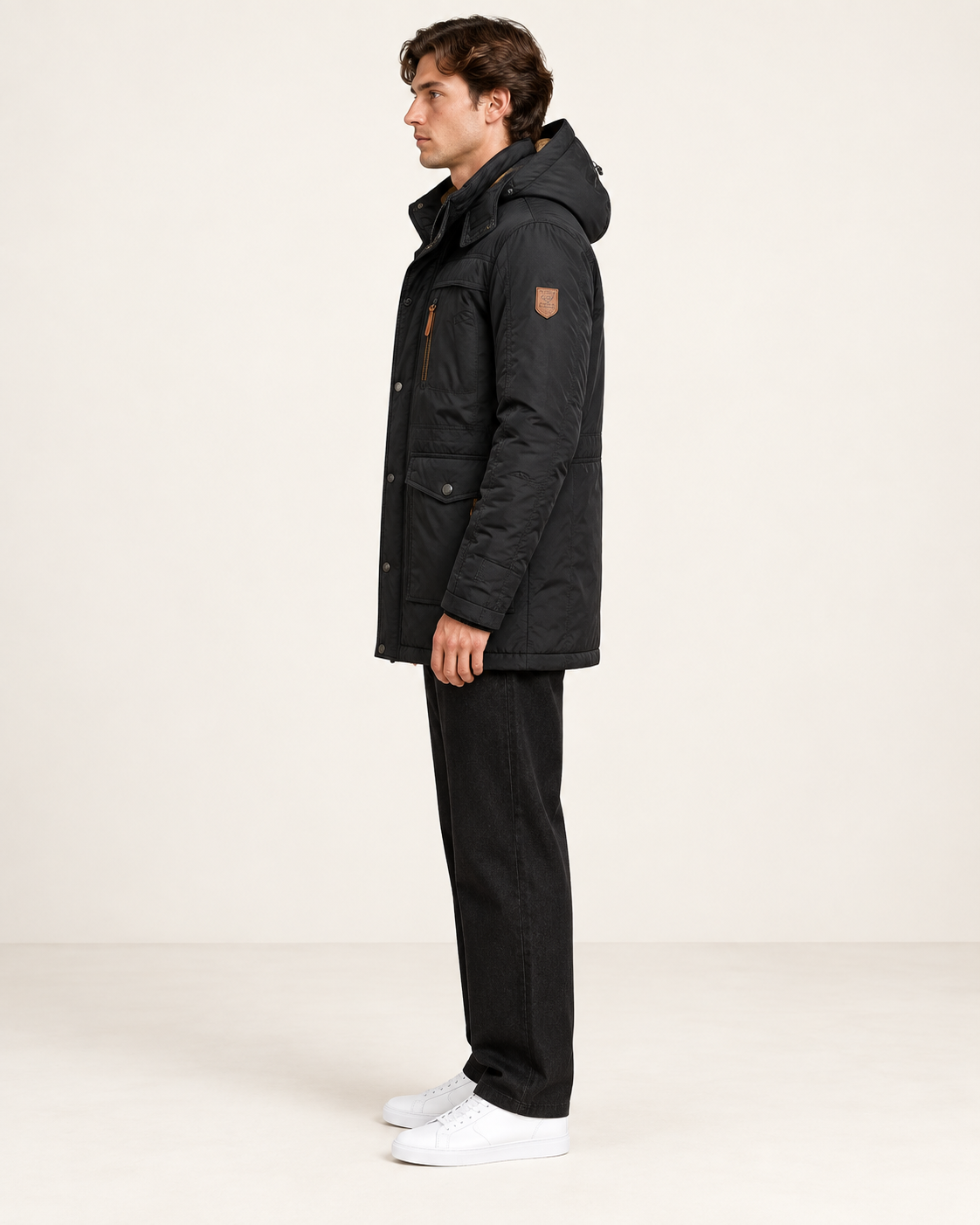 Veste matelassée à capuche amovible Noir, vue profil, dans le studio IVAREE.